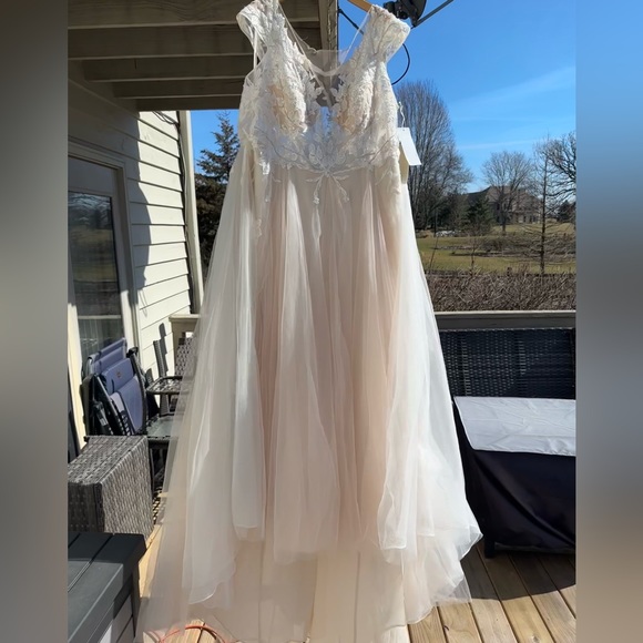 David’s Bridal Wedding Dress💍Plus Size 24W! Plunge Lace dress-Ivory/Blush Color - Picture 6 of 10